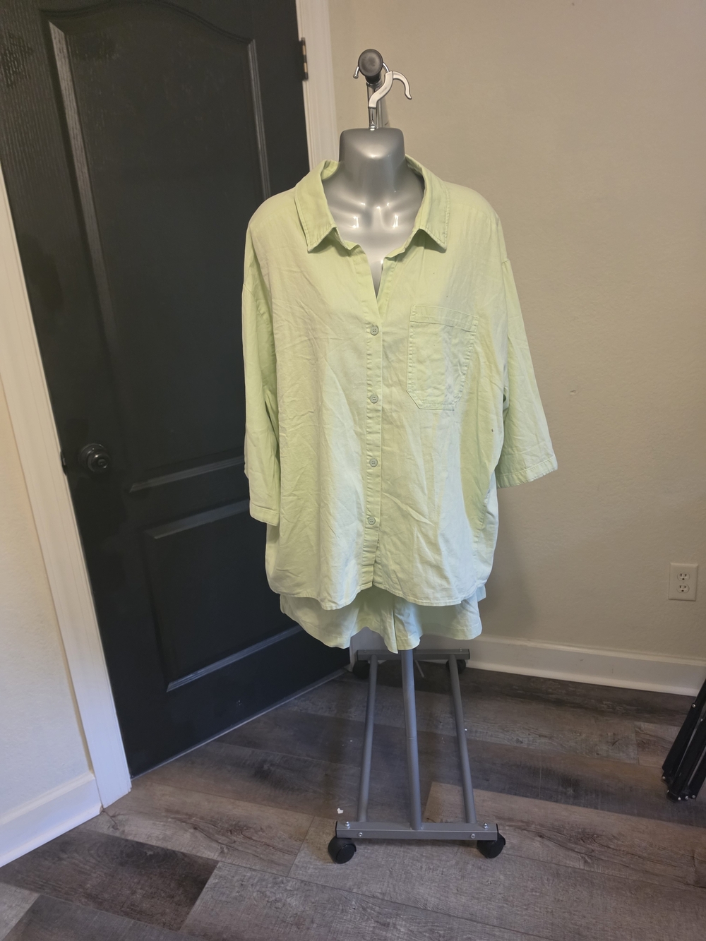 Fashion Nova Light Green Button-Front Collared Shirt
